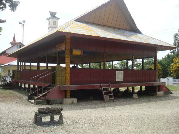 Di hadapan bangunan Baileo itu adalah Batu Pemali dan di belakang Baileo itu Gereja Imanuel dari negeri Amahei, pulau Ceram 